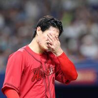 ３回、中日打線を無失点に抑え、ベンチに戻る斉藤（撮影・北村雅宏）