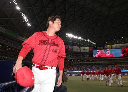 名古屋での最終戦を終え、グラウンドを見る新井監督（左）＝撮影・北村雅宏
