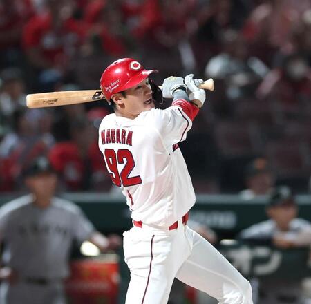 １１回、右前打を放つ名原（撮影・北村雅宏）