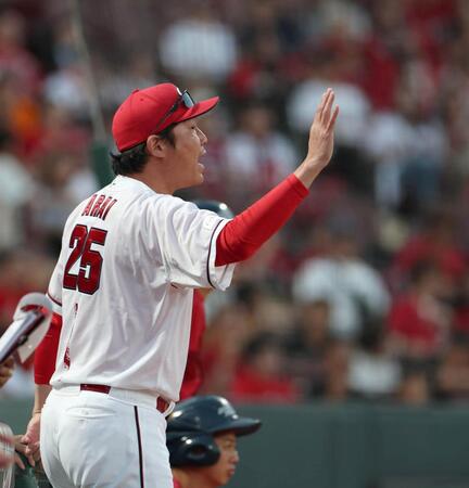 ９回、辰見の二塁アウト判定に、リクエストする新井監督（撮影・北村雅宏）