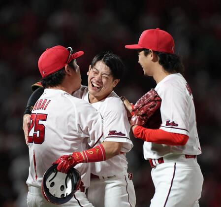 １１回、サヨナラ勝ちし、新井監督と抱擁を交わす勝田（中央）＝撮影・北村雅宏