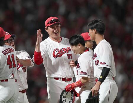 １１回、サヨナラ勝ちし、喜ぶ新井監督（中央左）＝撮影・北村雅宏