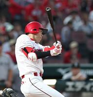 ９回、二塁打を放つ秋山（撮影・北村雅宏）