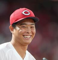 ９回、ベンチで満面の笑みを見せる玉村（撮影・北村雅宏）