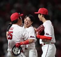 １１回、サヨナラ勝ちし、新井監督と抱擁を交わす勝田（中央）＝撮影・北村雅宏