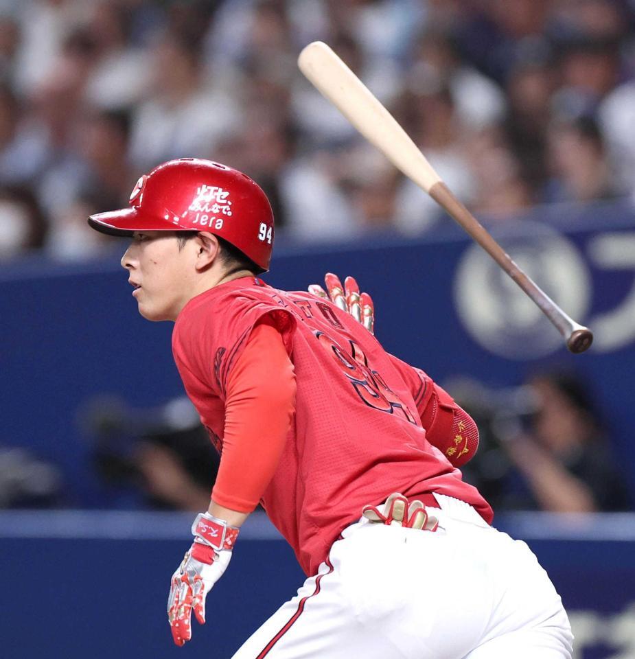３回、中前打を放つ佐藤啓（撮影・北村雅宏）