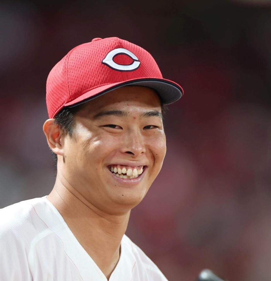 ９回、ベンチで満面の笑みを見せる玉村（撮影・北村雅宏）