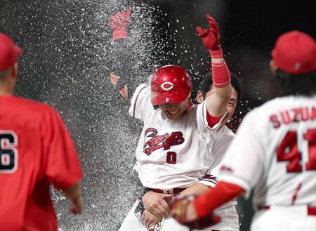 サヨナラ犠飛を放ち、手荒い祝福を受ける勝田（中央）＝撮影・北村雅宏