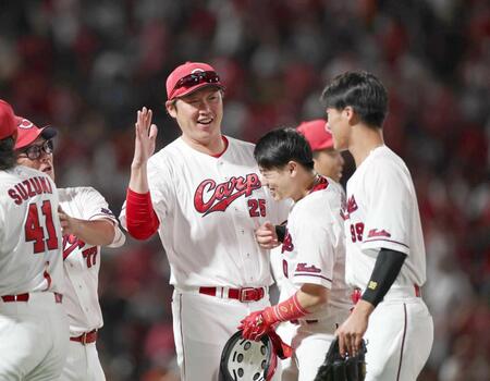 サヨナラ勝ちし勝田らを迎える新井監督（左）＝撮影・北村雅宏
