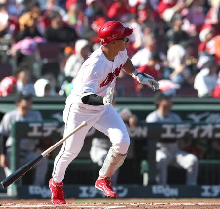 １回、先制となるソロを放つ中村奨（撮影・北村雅宏）