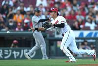 ５回、佐々木は松本の打球を本塁へ送球する（撮影・北村雅宏）