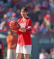 始球式を務めた塚本恋乃葉