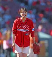 始球式を務めた塚本恋乃葉
