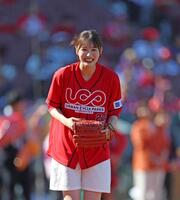 始球式を務めた塚本恋乃葉