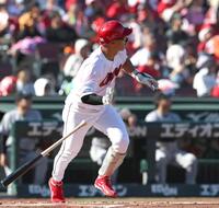１回、先制となるソロを放つ中村奨（撮影・北村雅宏）