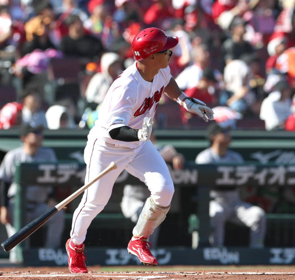 １回、先制となるソロを放つ中村奨（撮影・北村雅宏）