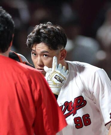 ６回、頭部に死球を受けた中村奨（撮影・北村雅宏）