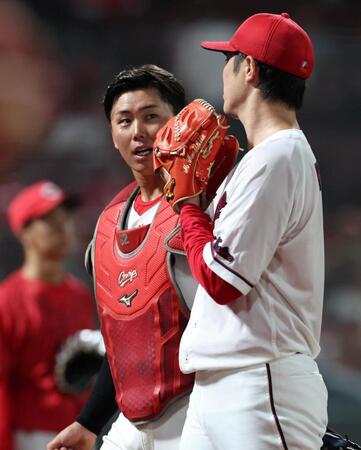 ５回、ピンチを無失点で切り抜け、森下と話しながらベンチに戻る清水（左）＝撮影・北村雅宏