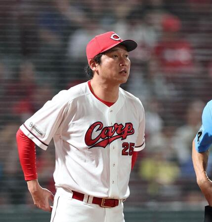 ７回を終え、選手交代を告げる新井監督（撮影・北村雅宏）