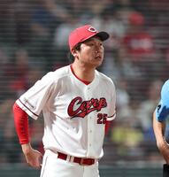 ７回を終え、選手交代を告げる新井監督（撮影・北村雅宏）