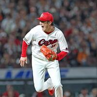 ３回、吉川のゴロを追う森下（撮影・北村雅宏）
