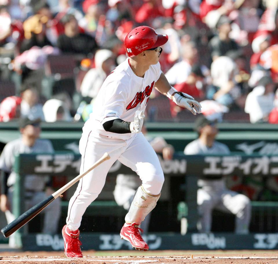 １回、先頭打者弾を放つ中村奨（撮影・北村雅宏）