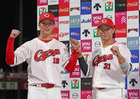 お立ち台でポーズをとる坂倉（右）と森下