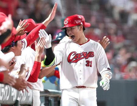 ４回、先制２ランを放ち歓喜の表情でタッチを交わす坂倉（撮影・北村雅宏）