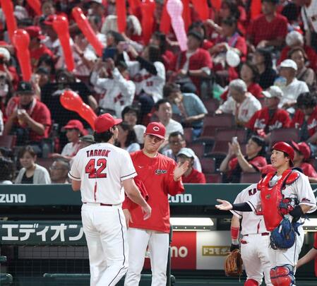 ７回を三者凡退に抑えたターノック（４２）を迎える赤木（中央）＝撮影・北村雅宏