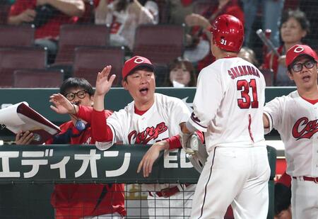 ２回、勝田の先制適時打で生還した坂倉を迎える新井監督（中央）＝撮影・北村雅宏