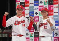 お立ち台でポーズをとる坂倉（右）と森下