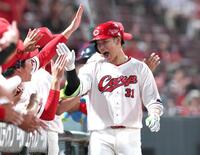 ４回、先制２ランを放ち歓喜の表情でタッチを交わす坂倉（撮影・北村雅宏）