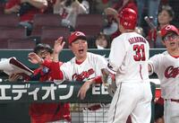 ２回、勝田の先制適時打で生還した坂倉を迎える新井監督（中央）＝撮影・北村雅宏