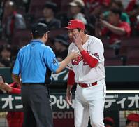 ２回、広島の守備機会を終え、吉本二塁審判と話す新井監督（右）＝撮影・北村雅宏