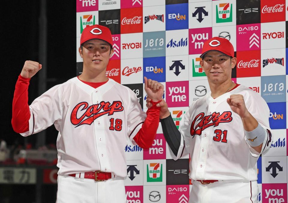 お立ち台でポーズをとる坂倉（右）と森下