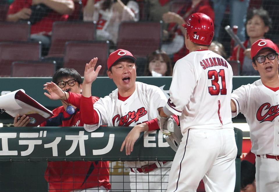 ２回、勝田の先制適時打で生還した坂倉を迎える新井監督（中央）＝撮影・北村雅宏