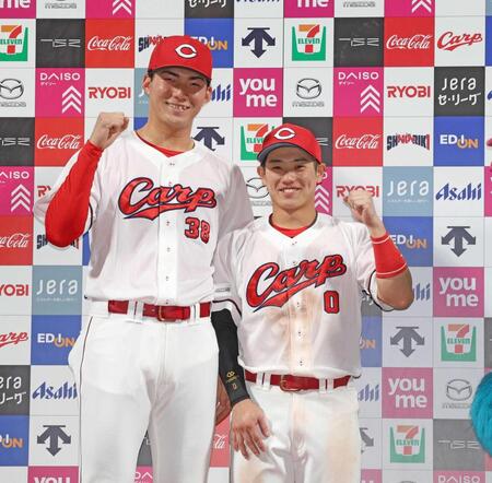 赤木（左）とお立ち台で笑顔を見せる勝田