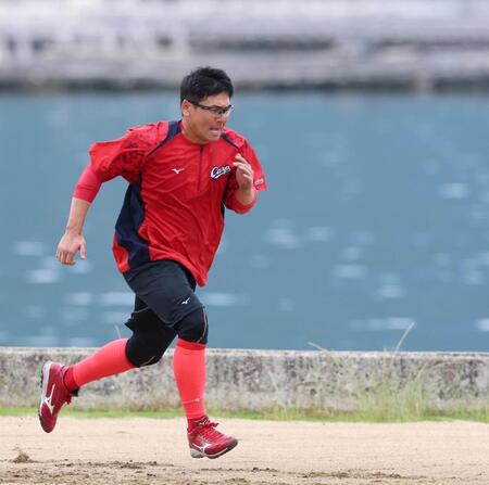 ６月４日、大野練習場で走り込む広島・会沢翼