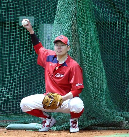 ４月１０日ファーム広島対阪神戦の試合前練習でスローイング練習する広島・会沢翼