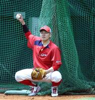 ４月１０日ファーム広島対阪神戦の試合前練習でスローイング練習する広島・会沢翼