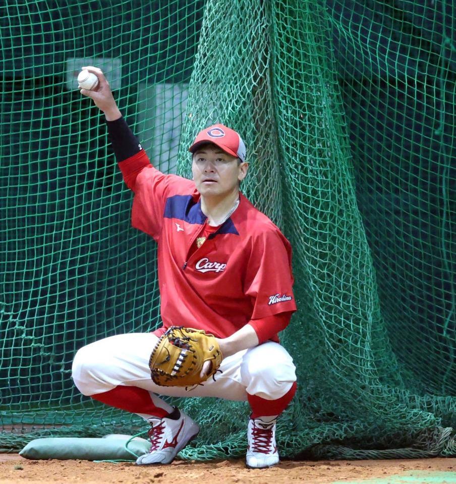 ４月１０日ファーム広島対阪神戦の試合前練習でスローイング練習する広島・会沢翼