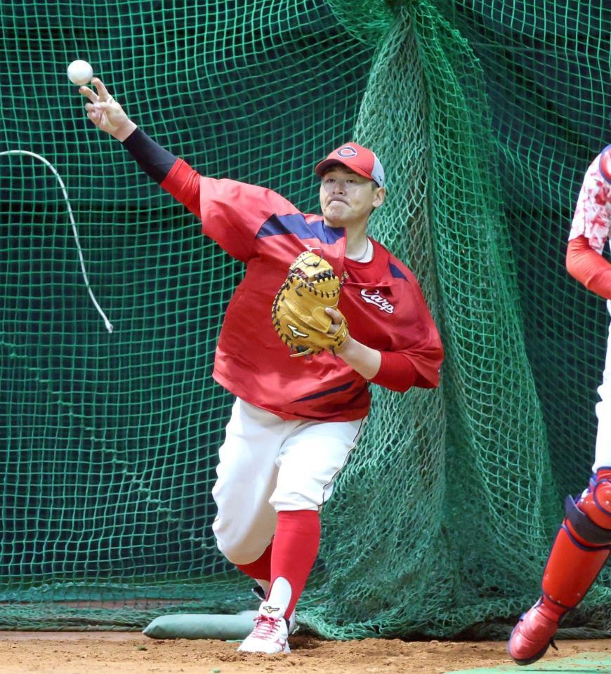 ４月１０日ファーム広島対阪神戦の試合前練習でスローイング練習する広島・会沢翼
