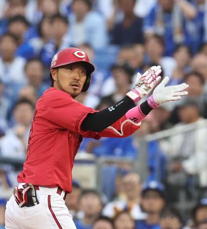 ９回、中前に２点適時打を放ち、喜ぶ菊池（撮影・佐々木彰尚）