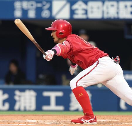 ９回、菊池は中前に２点適時打を放つ（撮影・佐々木彰尚）