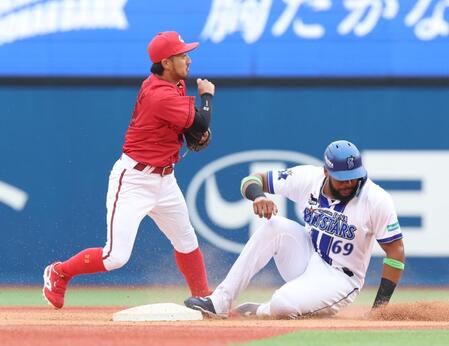 ４回、宮崎の遊ゴロで一塁に送球する菊池（撮影・佐々木彰尚）