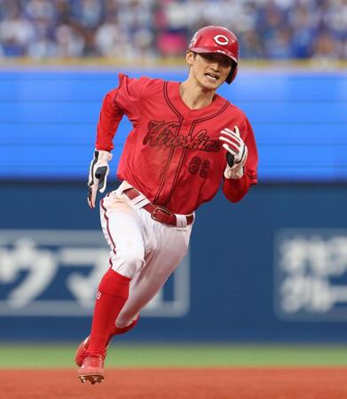 ８回、ファビアンの中前打で一塁走者・辰見は三進を決める（撮影・佐々木彰尚）