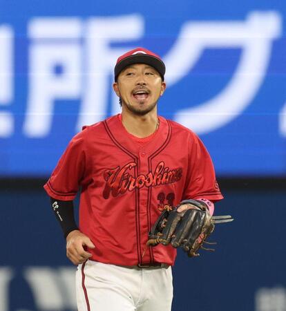 勝利に喜ぶ決勝打の菊池（撮影・佐々木彰尚）