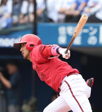 ３回、菊池は左前に適時打を放つ（撮影・佐々木彰尚）