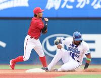 ４回、宮崎の遊ゴロで一塁に送球する菊池（撮影・佐々木彰尚）