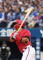 ８回、末包は中前に適時打を放つ（撮影・佐々木彰尚）